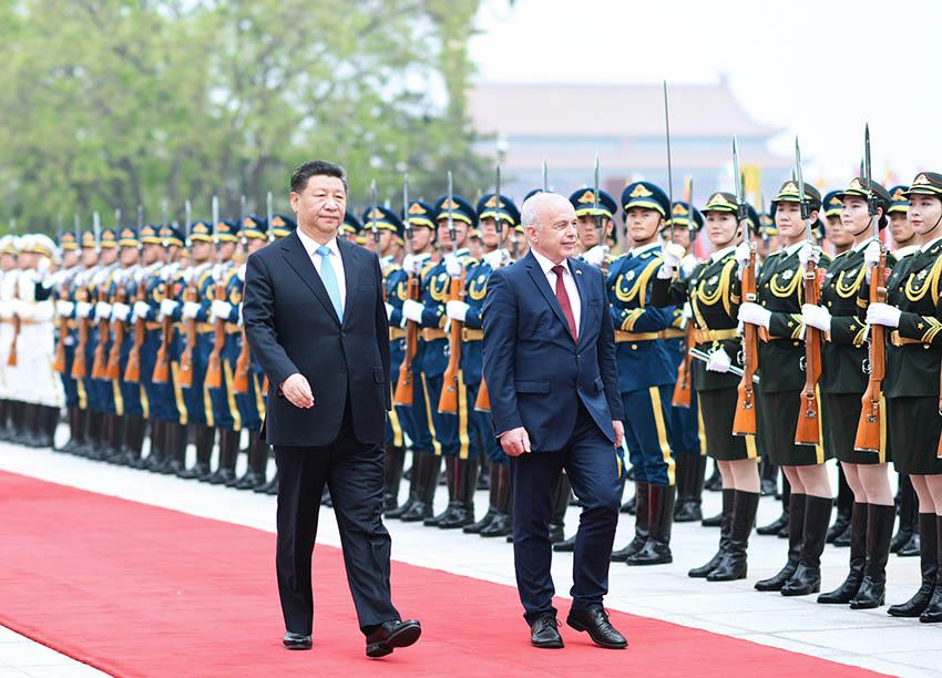 4月29日，國家主席習近平在北京人民大會堂同瑞士聯邦主席毛雷爾舉行會談。這是會談前，習近平在人民大會堂東門外廣場為毛雷爾舉行歡迎儀式。 新華社記者 謝環馳 攝