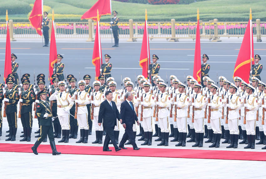 4月29日，國家主席習近平在北京人民大會堂同葡萄牙總統德索薩舉行會談。這是會談前，習近平在人民大會堂東門外廣場為德索薩舉行歡迎儀式。 新華社記者 黃敬文 攝