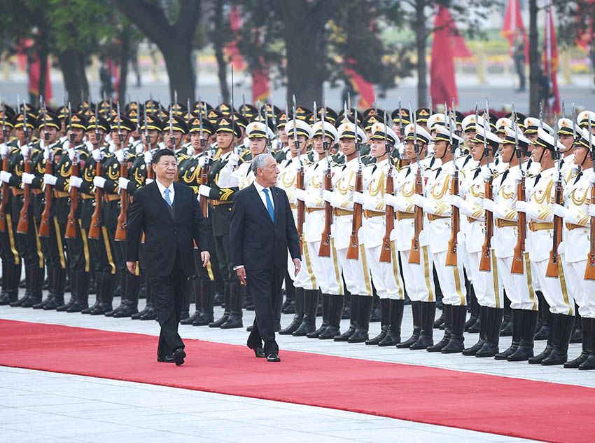 4月29日，國家主席習近平在北京人民大會堂同葡萄牙總統德索薩舉行會談。這是會談前，習近平在人民大會堂東門外廣場為德索薩舉行歡迎儀式。 新華社記者 翟健嵐 攝