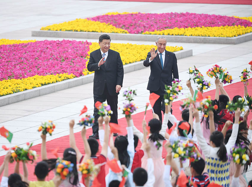 4月29日，國家主席習近平在北京人民大會堂同葡萄牙總統德索薩舉行會談。這是會談前，習近平在人民大會堂東門外廣場為德索薩舉行歡迎儀式。 新華社記者 饒愛民 攝