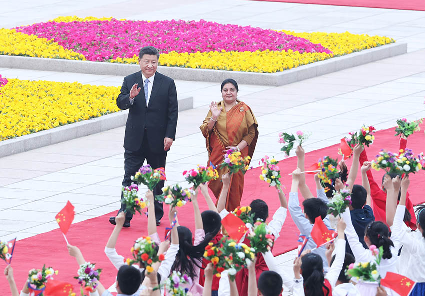 4月29日，國家主席習近平在北京人民大會堂同尼泊爾總統班達裡舉行會談。這是會談前，習近平在人民大會堂東門外廣場為班達裡舉行歡迎儀式。 新華社記者 黃敬文 攝