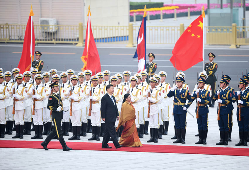4月29日，國家主席習近平在北京人民大會堂同尼泊爾總統班達裡舉行會談。這是會談前，習近平在人民大會堂東門外廣場為班達裡舉行歡迎儀式。 新華社記者 饒愛民 攝