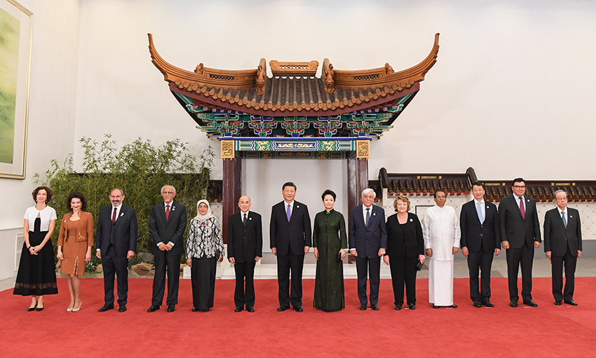 5月14日，國家主席習近平和夫人彭麗媛在北京人民大會堂舉行宴會，歡迎出席亞洲文明對話大會的外方領導人夫婦及嘉賓。這是習近平和彭麗媛同外方領導人夫婦及嘉賓合影。 新華社記者 饒愛民 攝