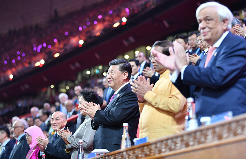 5月15日晚，國家主席習近平和夫人彭麗媛在北京國家體育場同出席亞洲文明對話大會的外方領導人夫婦共同出席亞洲文化嘉年華活動。 新華社記者 殷博古 攝