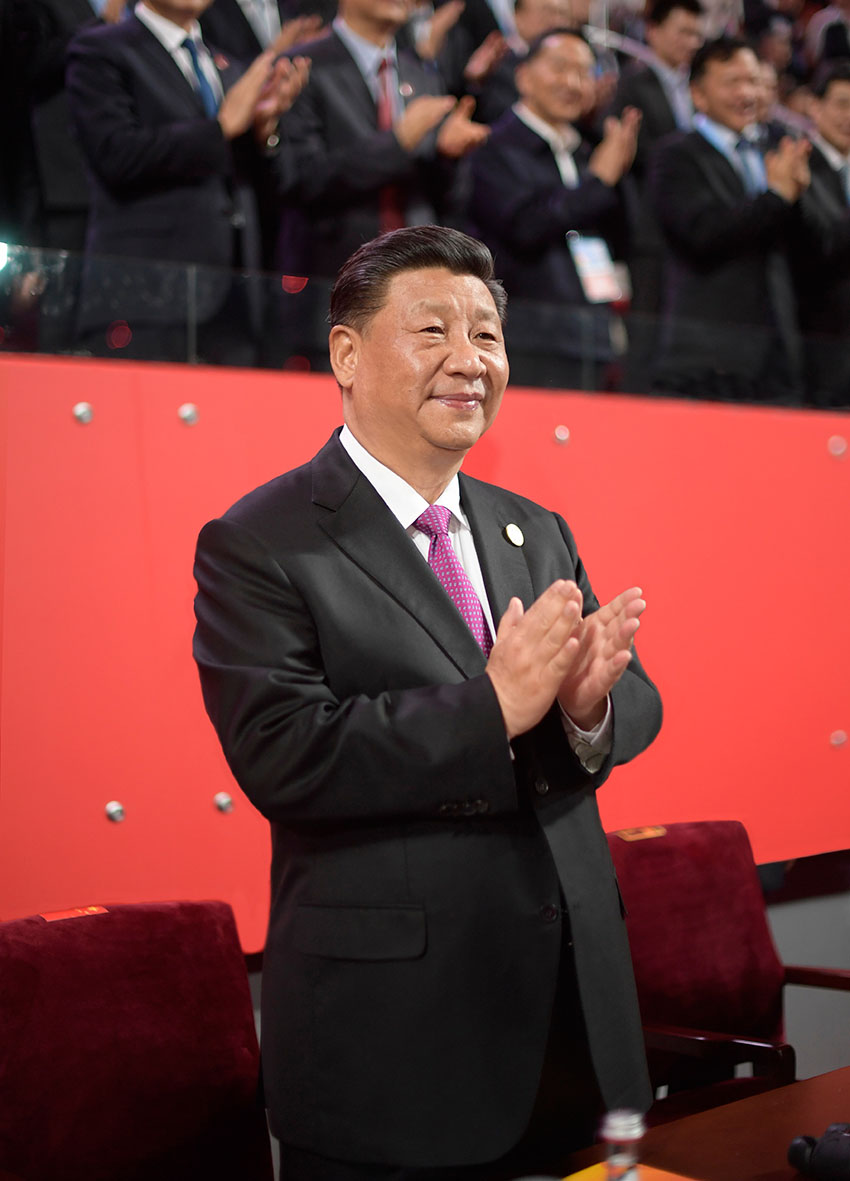 5月15日晚，國家主席習近平和夫人彭麗媛在北京國家體育場同出席亞洲文明對話大會的外方領導人夫婦共同出席亞洲文化嘉年華活動。 新華社記者 李學仁 攝