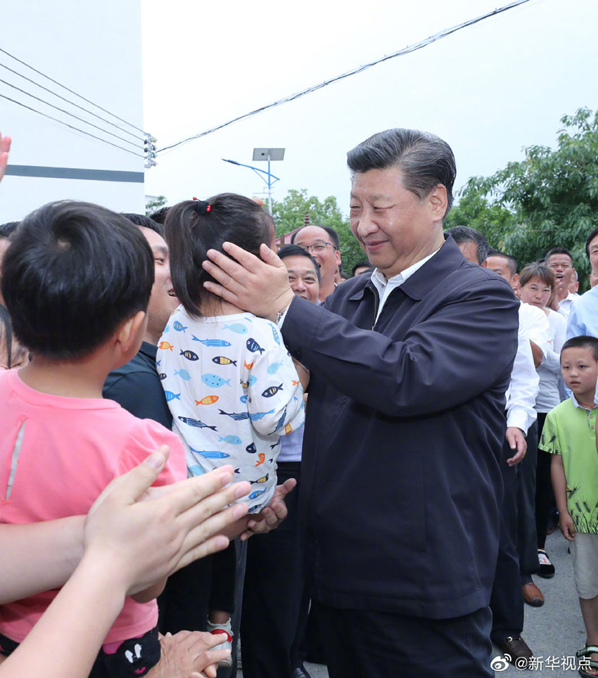 5月20日，中共中央總書記、國家主席、中央軍委主席習近平深入贛南老區考察調研。這是習近平來到贛州市於都縣梓山鎮潭頭村親切看望老區群眾。 新華社記者 鞠鵬 攝