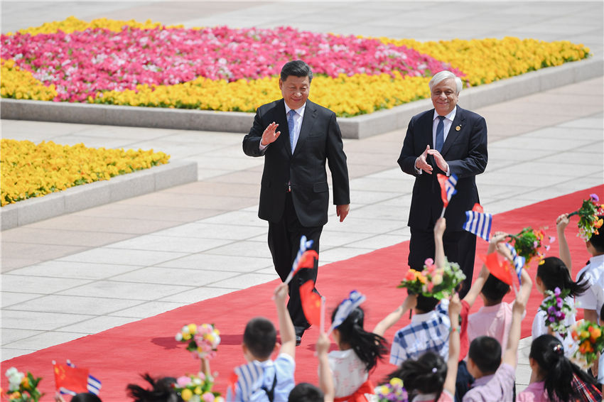 5月14日，國家主席習近平在北京人民大會堂同希臘總統帕夫洛普洛斯舉行會談。這是會談前，習近平在人民大會堂東門外廣場為帕夫洛普洛斯舉行歡迎儀式。新華社記者 燕雁 攝