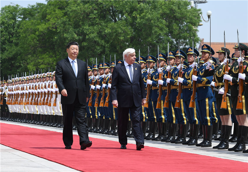 5月14日，國家主席習近平在北京人民大會堂同希臘總統帕夫洛普洛斯舉行會談。這是會談前，習近平在人民大會堂東門外廣場為帕夫洛普洛斯舉行歡迎儀式。新華社記者 張領 攝