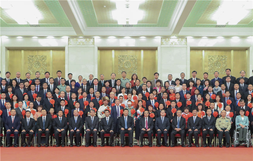 5月16日，黨和國家領導人習近平、李克強、王滬寧等在北京人民大會堂會見第六次全國自強模范暨助殘先進表彰大會代表。新華社記者 丁林 攝