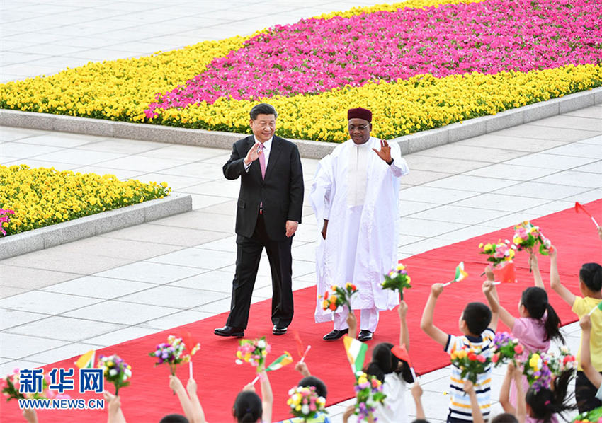 5月28日，國家主席習近平在北京人民大會堂同尼日爾總統伊素福舉行會談。這是會談前，習近平在人民大會堂東門外廣場為伊素福舉行歡迎儀式。新華社記者 殷博古 攝