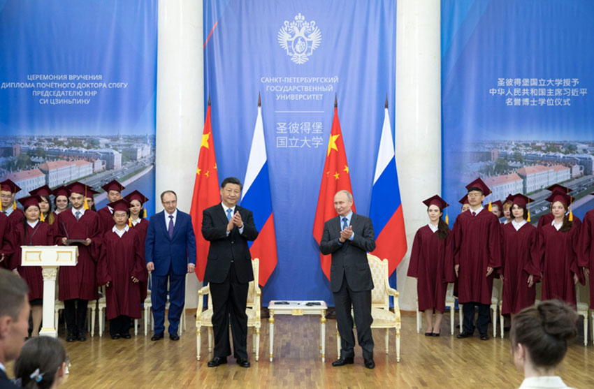 6月6日，國家主席習近平在聖彼得堡出席接受聖彼得堡國立大學名譽博士學位儀式。俄羅斯總統普京出席儀式。新華社記者 王曄 攝