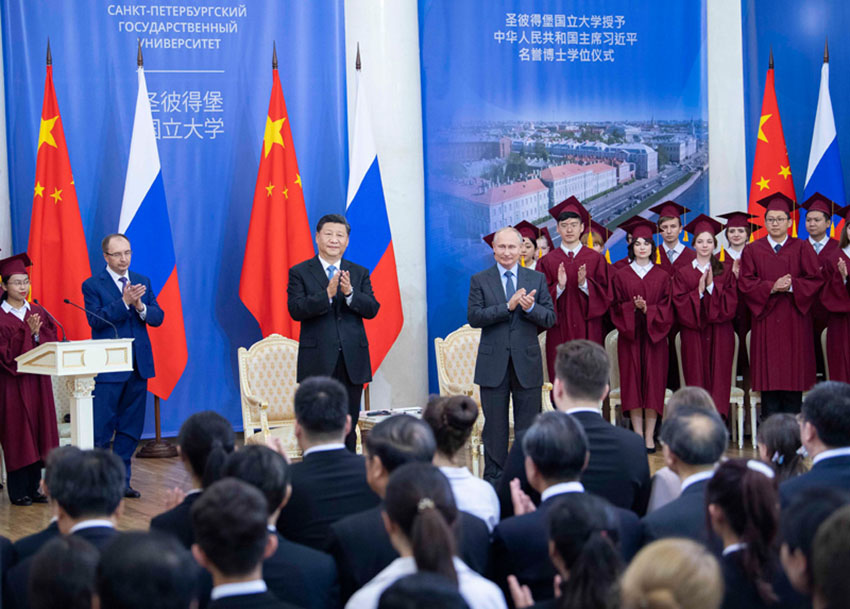 6月6日，國家主席習近平在聖彼得堡出席接受聖彼得堡國立大學名譽博士學位儀式。俄羅斯總統普京出席儀式。新華社記者 李濤 攝