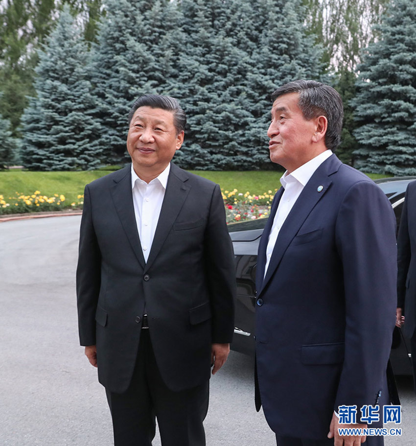 6月12日，甫抵比什凱克的國家主席習近平，應吉爾吉斯斯坦總統熱恩別科夫邀請，來到總統官邸。兩國元首親切會見。 新華社記者 姚大偉 攝