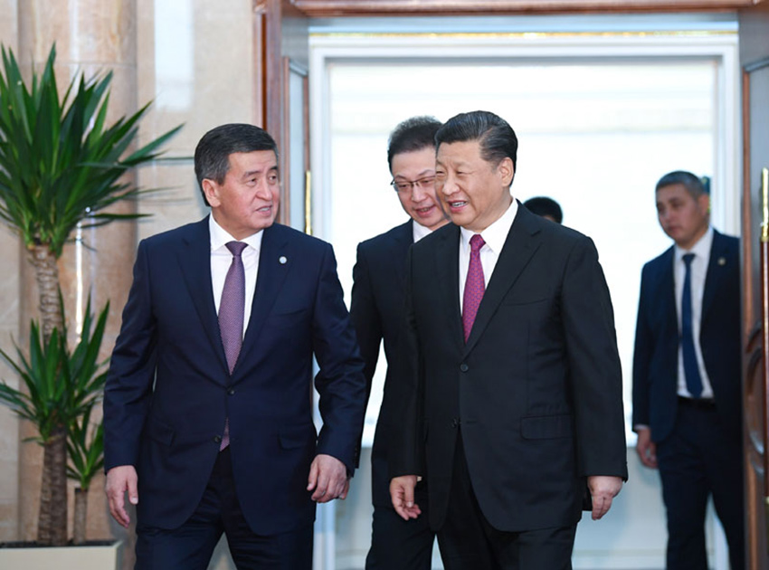 6月13日，國家主席習近平在比什凱克同吉爾吉斯斯坦總統熱恩別科夫會談。這是習近平同熱恩別科夫步入會場。 新華社記者 殷博古 攝