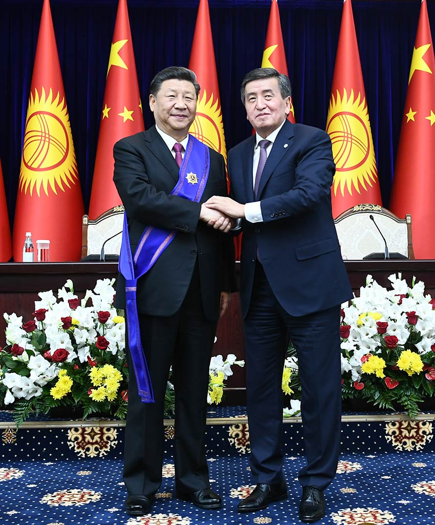 6月13日，國家主席習近平在比什凱克出席儀式，接受吉爾吉斯斯坦總統熱恩別科夫授予“瑪納斯”一級勛章。 新華社記者 謝環馳 攝