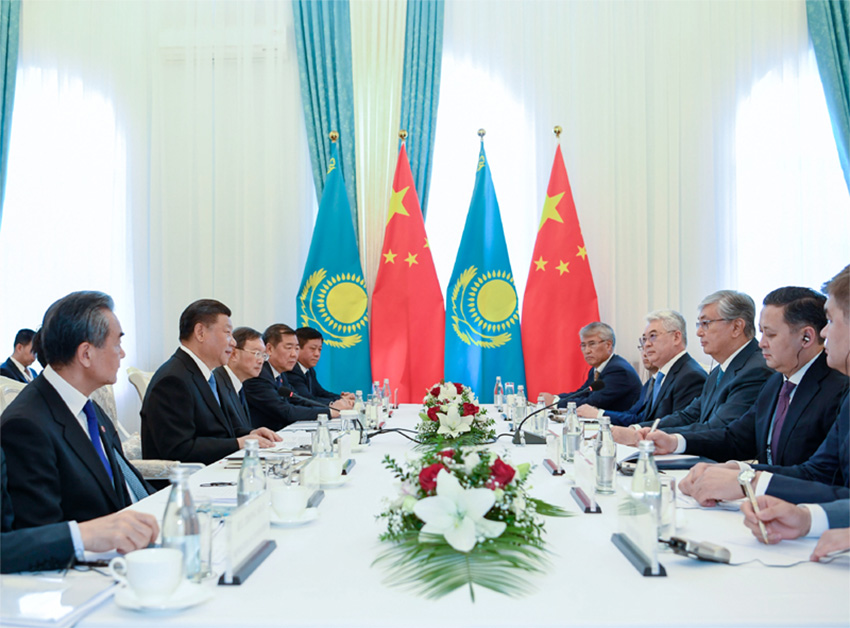 6月13日，國家主席習近平在比什凱克會見哈薩克斯坦總統托卡耶夫。 新華社記者 高潔 攝
