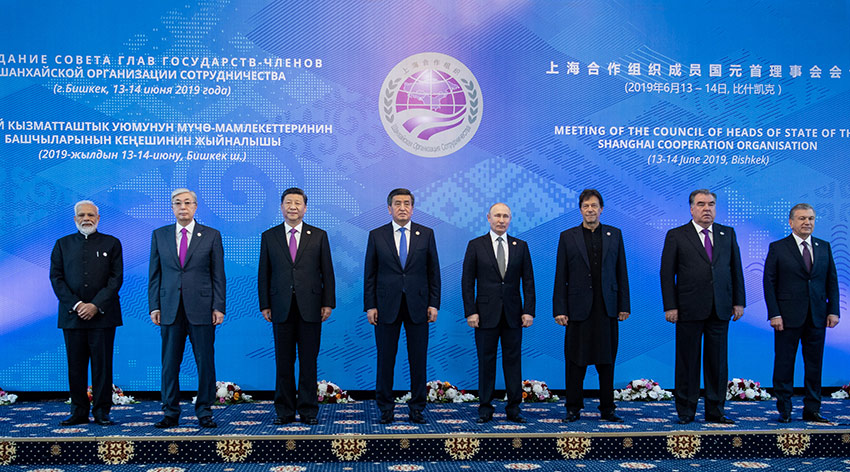6月14日，上海合作組織成員國元首理事會第十九次會議在吉爾吉斯斯坦首都比什凱克舉行。國家主席習近平同印度總理莫迪、哈薩克斯坦總統托卡耶夫、吉爾吉斯斯坦總統熱恩別科夫、巴基斯坦總理伊姆蘭·汗、俄羅斯總統普京、塔吉克斯坦總統拉赫蒙、烏茲別克斯坦總統米爾濟約耶夫出席會議。習近平在會上發表重要講話。這是小范圍會談前，上海合作組織成員國元首集體合影。 新華社記者 謝環馳 攝