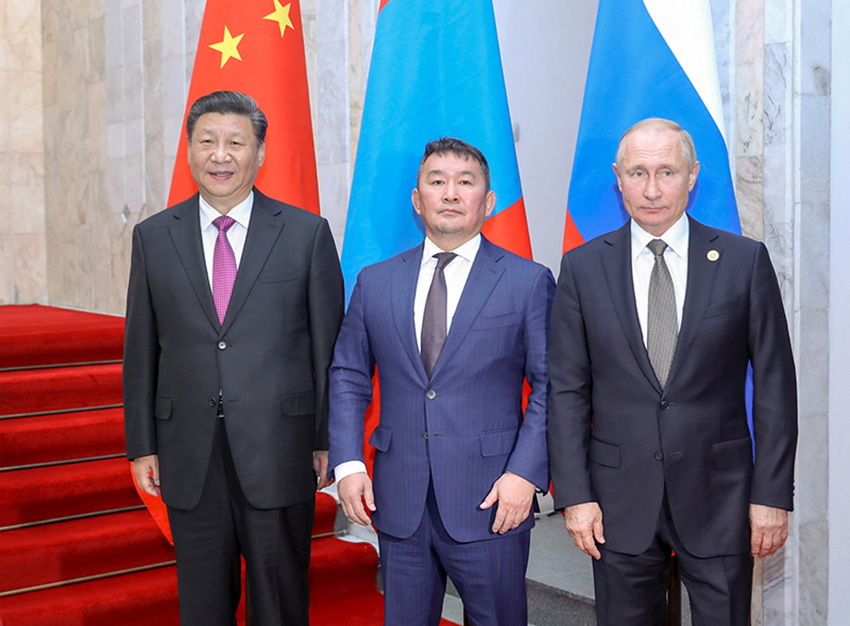 6月14日，國家主席習近平在比什凱克同俄羅斯總統普京、蒙古國總統巴特圖勒嘎舉行中俄蒙三國元首第五次會晤。 新華社記者 姚大偉 攝