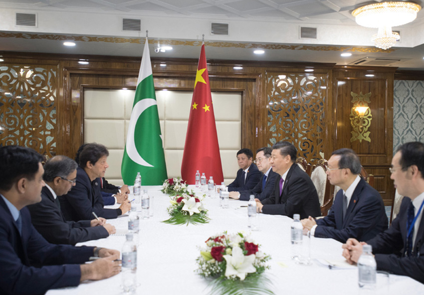 6月14日，國家主席習近平在比什凱克會見巴基斯坦總理伊姆蘭·汗。 新華社記者 李學仁 攝