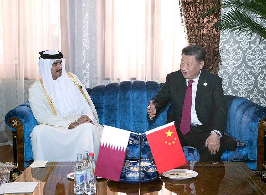 6月15日，國家主席習近平在杜尚別會見卡塔爾埃米爾塔米姆。 新華社記者 王曄 攝