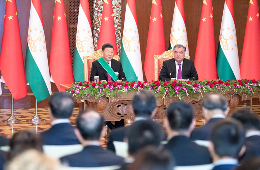 6月15日，國家主席習近平在杜尚別同塔吉克斯坦總統拉赫蒙會談。會談后，兩國元首共同會見記者。 新華社記者 李學仁 攝