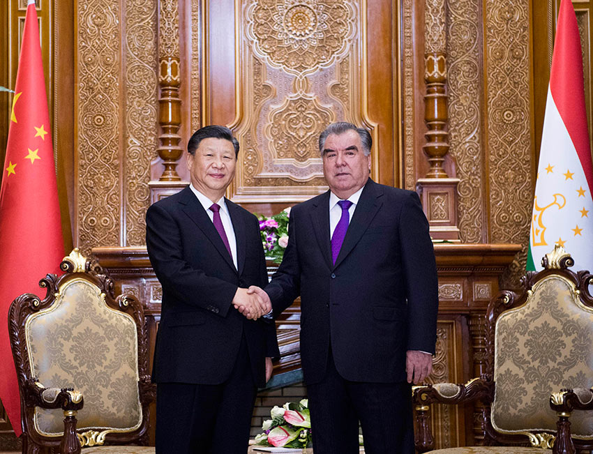 6月15日，國家主席習近平在杜尚別同塔吉克斯坦總統拉赫蒙會談。 新華社記者 李學仁 攝