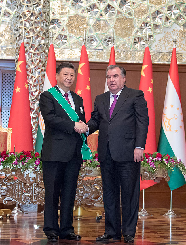 6月15日，國家主席習近平在杜尚別出席儀式，接受塔吉克斯坦總統拉赫蒙授予“王冠勛章”。 新華社記者 李學仁 攝