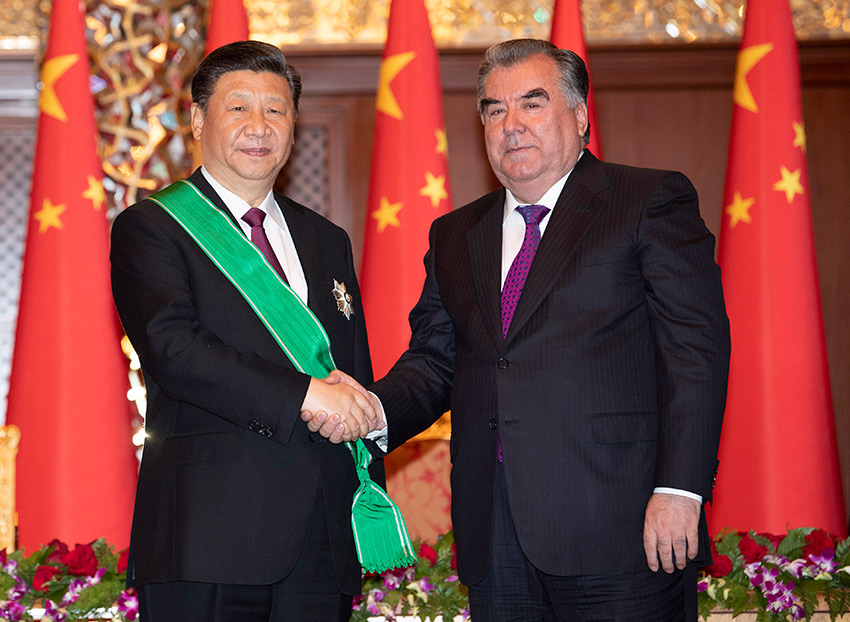 6月15日，國家主席習近平在杜尚別出席儀式，接受塔吉克斯坦總統拉赫蒙授予“王冠勛章”。 新華社記者 沙達提 攝