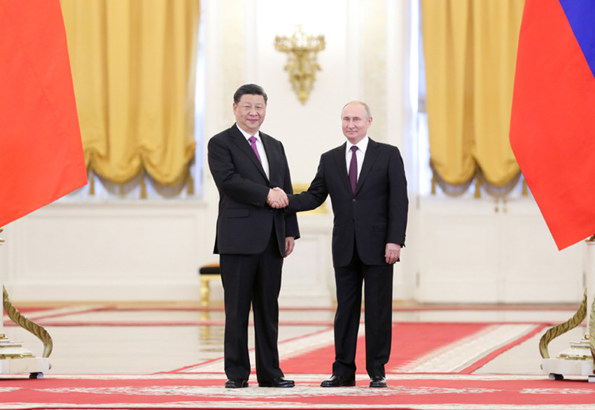 6月5日，國家主席習近平在莫斯科克裡姆林宮同俄羅斯總統普京會談。這是會談前，兩國元首緊緊握手，合影留念。 新華社記者 丁海濤 攝