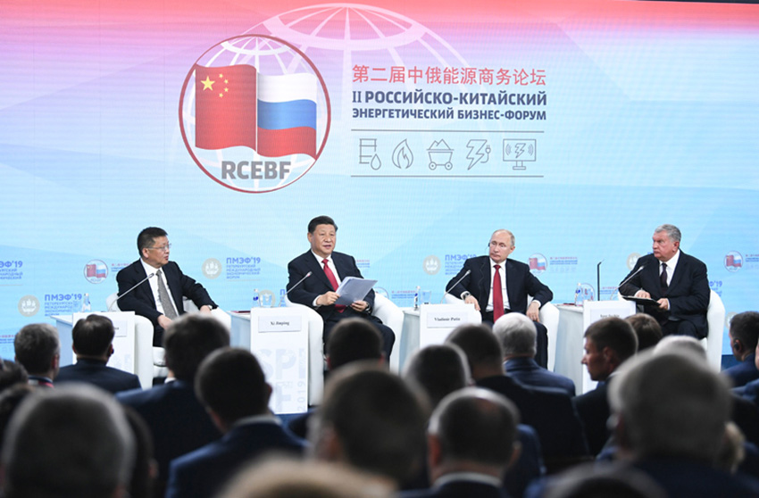 6月7日，國家主席習近平在聖彼得堡同俄羅斯總統普京一道出席中俄能源商務論壇。 新華社記者 謝環馳 攝