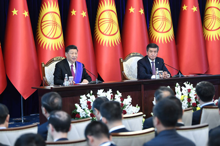 6月13日，國家主席習近平在比什凱克同吉爾吉斯斯坦總統熱恩別科夫會談。這是會談結束后，兩國元首共同會見記者。 新華社記者 殷博古 攝