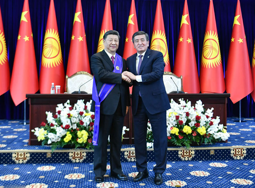 6月13日，國家主席習近平在比什凱克出席儀式，接受吉爾吉斯斯坦總統熱恩別科夫授予“瑪納斯”一級勛章。 新華社記者 殷博古 攝