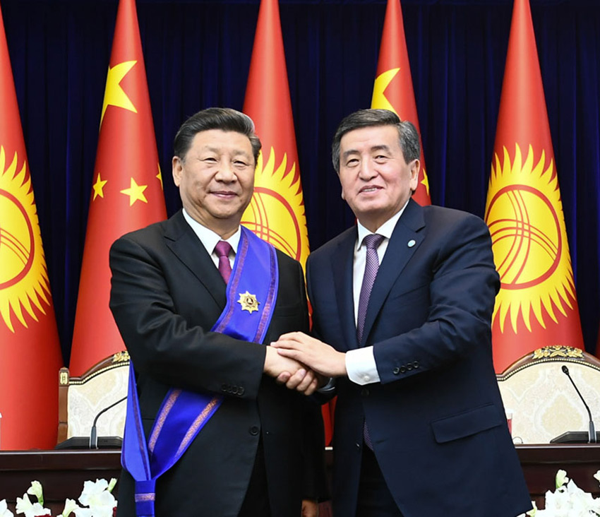 6月13日，國家主席習近平在比什凱克出席儀式，接受吉爾吉斯斯坦總統熱恩別科夫授予“瑪納斯”一級勛章。 新華社記者 謝環馳 攝