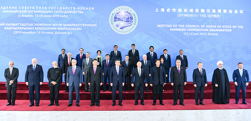 6月14日，上海合作組織成員國元首理事會第十九次會議在吉爾吉斯斯坦首都比什凱克舉行。國家主席習近平同印度總理莫迪、哈薩克斯坦總統托卡耶夫、吉爾吉斯斯坦總統熱恩別科夫、巴基斯坦總理伊姆蘭·汗、俄羅斯總統普京、塔吉克斯坦總統拉赫蒙、烏茲別克斯坦總統米爾濟約耶夫出席會議。習近平在會上發表重要講話。這是大范圍會談后，與會各方集體合影。 新華社記者 殷博古 攝