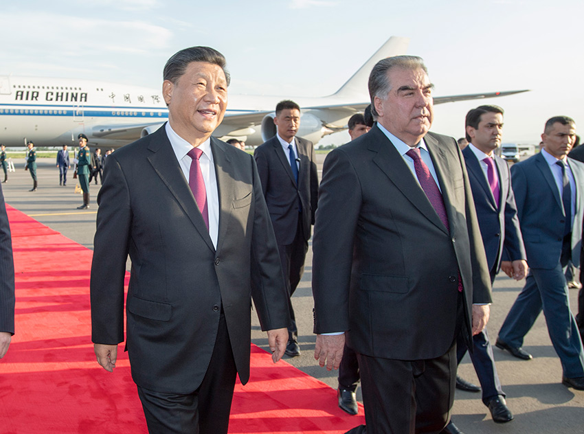 6月14日，國家主席習近平乘專機抵達杜尚別，開始出席亞洲相互協作與信任措施會議第五次峰會並對塔吉克斯坦共和國進行國事訪問。習近平步出艙門，受到塔吉克斯坦總統拉赫蒙熱情迎接。 新華社記者 謝環馳 攝
