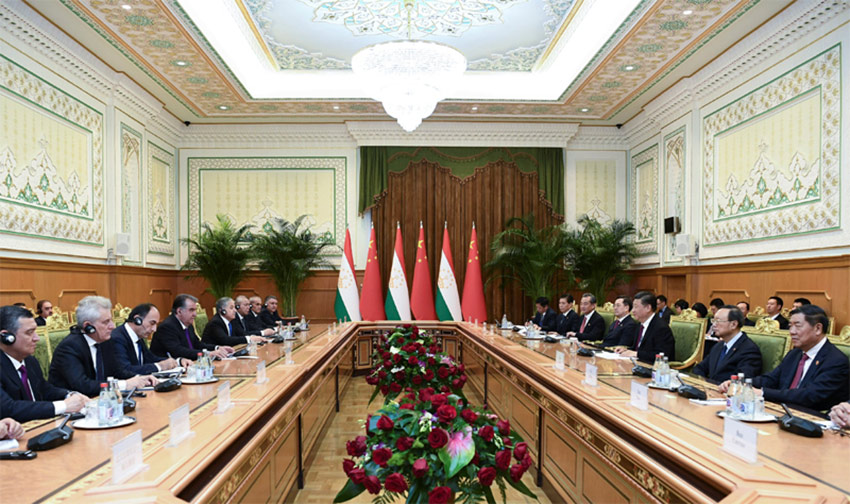 6月15日，國家主席習近平在杜尚別同塔吉克斯坦總統拉赫蒙會談。 新華社記者 謝環馳 攝