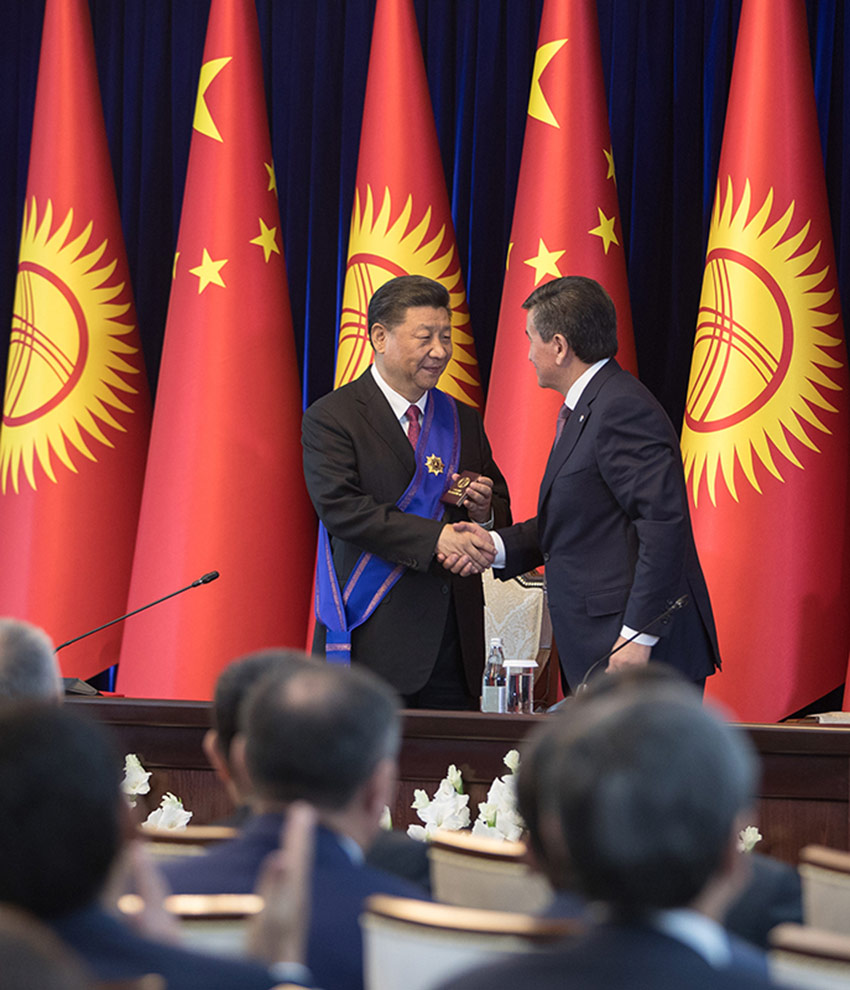 6月13日，國家主席習近平在比什凱克出席儀式，接受吉爾吉斯斯坦總統熱恩別科夫授予“瑪納斯”一級勛章。 新華社記者 費茂華 攝