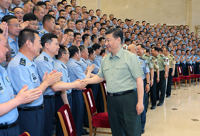 6月18日，中共中央總書記、國家主席、中央軍委主席習近平在北京接見空軍第十三次黨代表大會全體代表。這是習近平同代表們親切握手。 新華社記者 李剛 攝