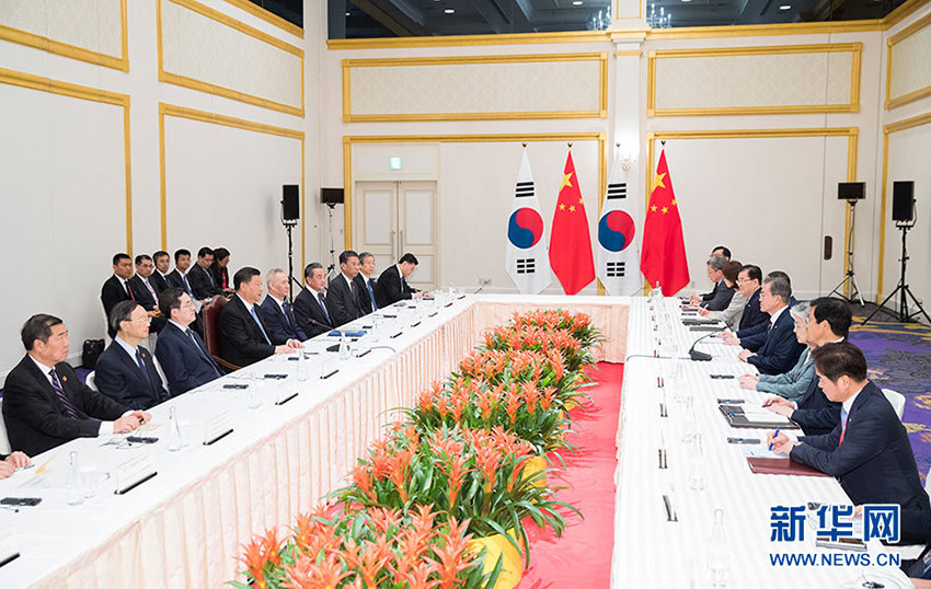 6月27日，國家主席習近平在日本大阪會見韓國總統文在寅。 新華社記者 黃敬文 攝