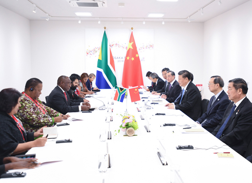 6月28日，國家主席習近平在大阪會見南非總統拉馬福薩。 新華社記者 燕雁 攝