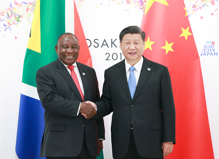 6月28日，國家主席習近平在大阪會見南非總統拉馬福薩。 新華社記者 龐興雷 攝