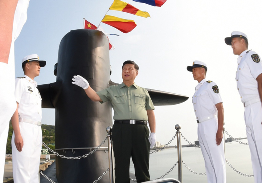 2018年6月11日下午，中共中央總書記、國家主席、中央軍委主席習近平視察北部戰區海軍。這是習近平來到某潛艇部隊，登上潛艇，同艇員親切交談。新華社記者 李剛 攝