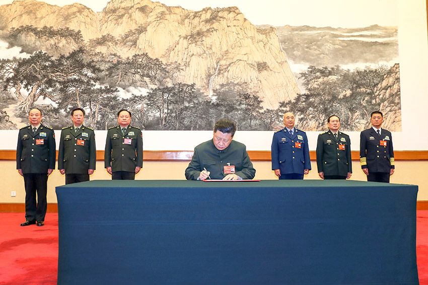 2019年1月4日，中央軍委軍事工作會議在北京召開。中共中央總書記、國家主席、中央軍委主席習近平出席會議並發表重要講話。這是習近平簽署中央軍委2019年1號命令，向全軍發布開訓動員令。 新華社記者 李剛 攝