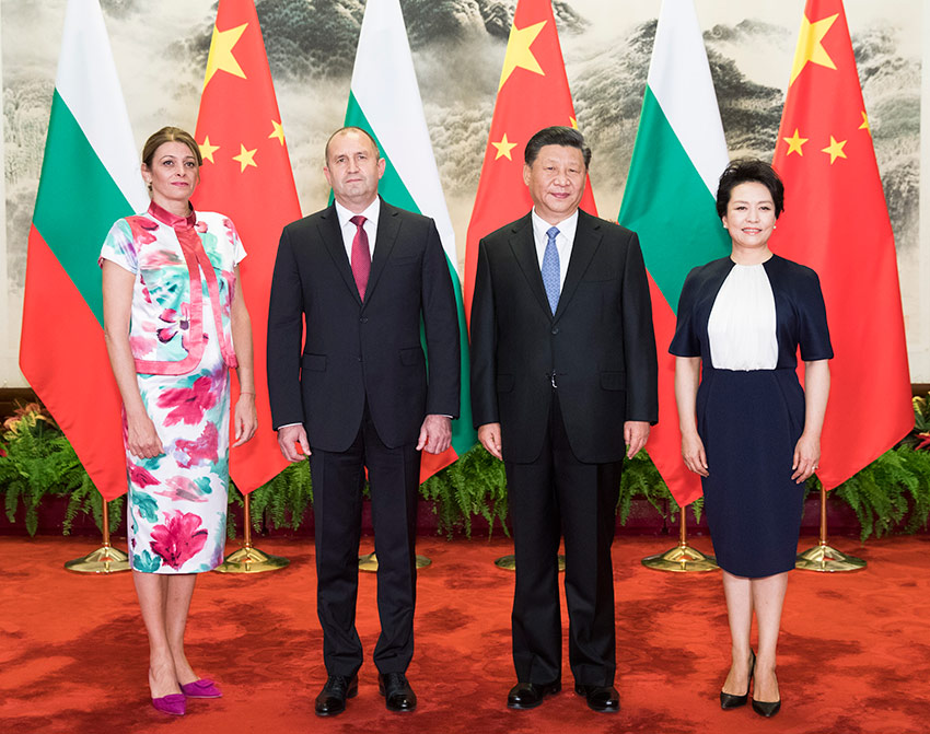 7月3日，國家主席習近平在北京人民大會堂同保加利亞總統拉德夫舉行會談。這是習近平和夫人彭麗媛同拉德夫夫婦合影。 新華社記者 黃敬文 攝