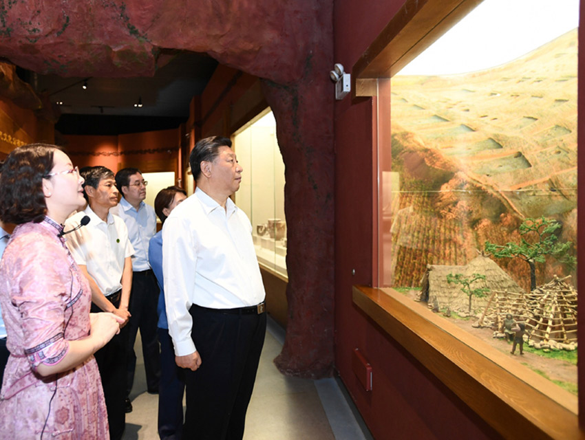 7月15日，中共中央總書記、國家主席、中央軍委主席習近平赴內蒙古自治區考察調研。這是習近平在赤峰博物館了解當地歷史文化沿革。 新華社記者 謝環馳 攝