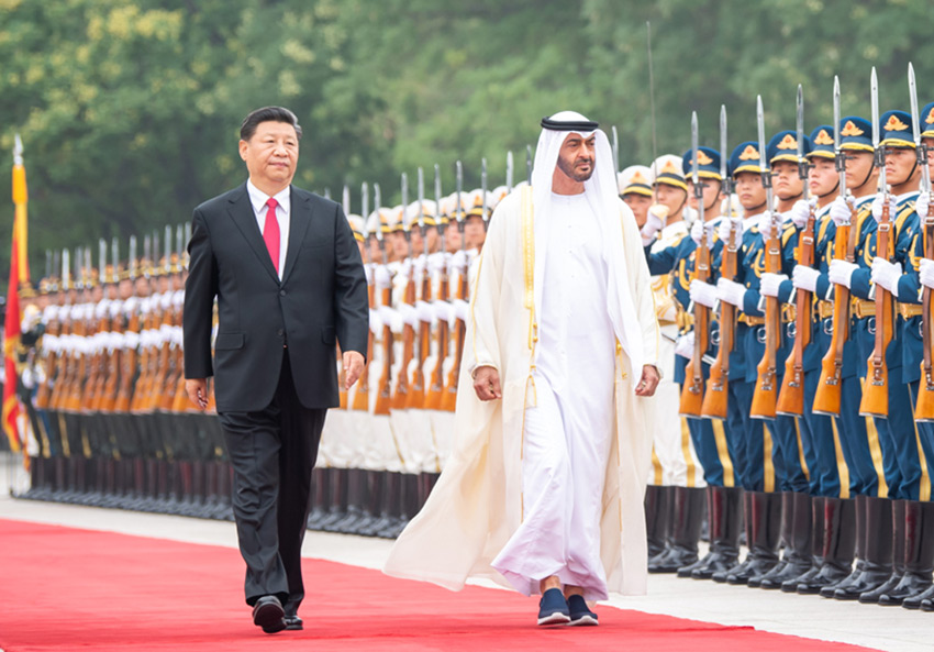 7月22日，國家主席習近平在北京人民大會堂同阿聯酋阿布扎比王儲穆罕默德舉行會談。這是會談前，習近平在人民大會堂東門外廣場為穆罕默德舉行歡迎儀式。 新華社記者翟健嵐攝