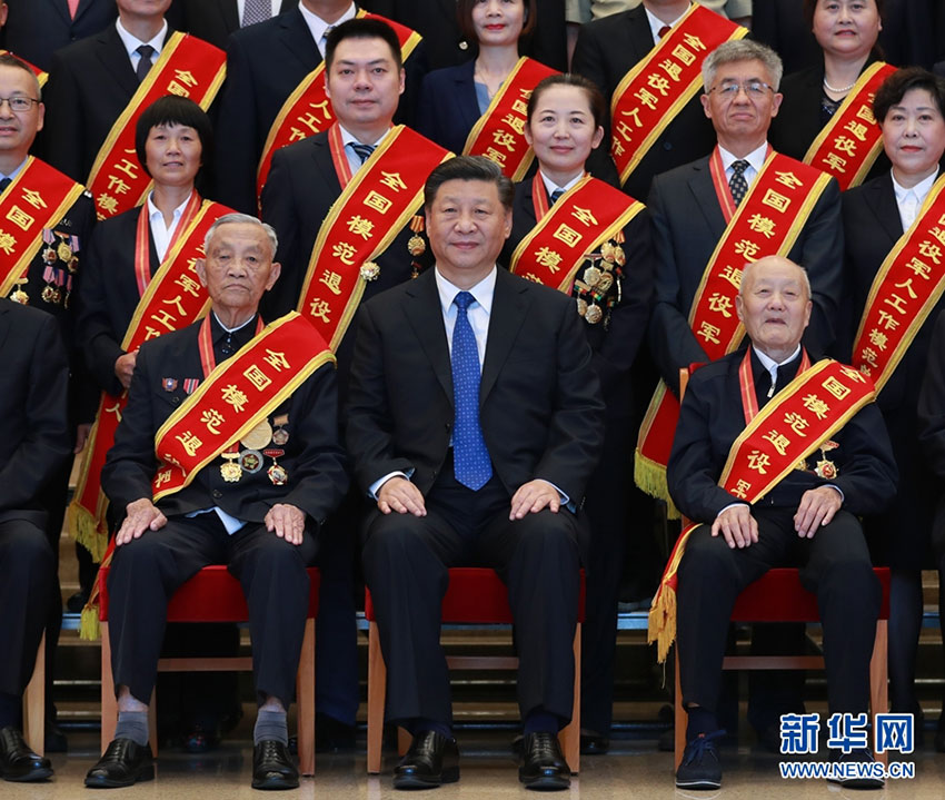 7月26日，黨和國家領導人習近平、李克強、王滬寧等在北京會見全國退役軍人工作會議全體代表。 94歲的張富清、90歲的朱再保、85歲的崔道植、83歲的王於昌、83歲的王成幫，5位老軍人堅守初心，為黨和國家事業奉獻了一輩子。作為全國退役軍人的杰出代表，他們被特意安排在合影的第一排就座。在習近平總書記身旁的分別是張富清和朱再保。 新華社記者 丁林 攝