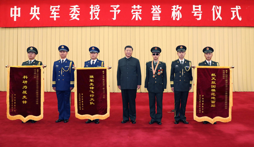 2019年7月31日，中央軍委授予榮譽稱號儀式在北京隆重舉行。中央軍委主席習近平向1名獲得榮譽稱號的個人頒授獎章和証書，向3個獲得榮譽稱號的單位頒授獎旗。這是習近平同獲得榮譽稱號的個人和單位代表集體合影。 新華社記者 李剛 攝