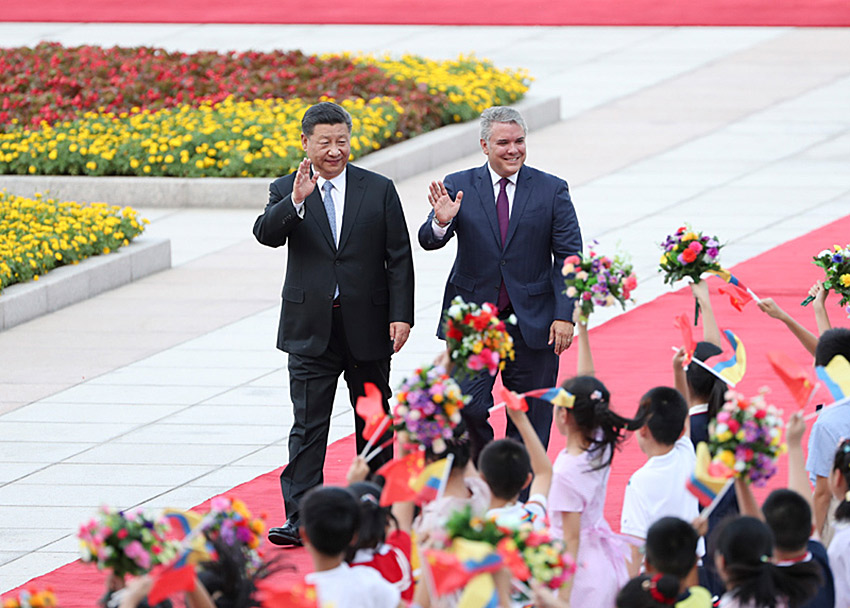 7月31日，國家主席習近平在北京人民大會堂同哥倫比亞總統杜克舉行會談。這是會談前，習近平在人民大會堂東門外廣場為杜克舉行歡迎儀式。 新華社記者丁海濤攝