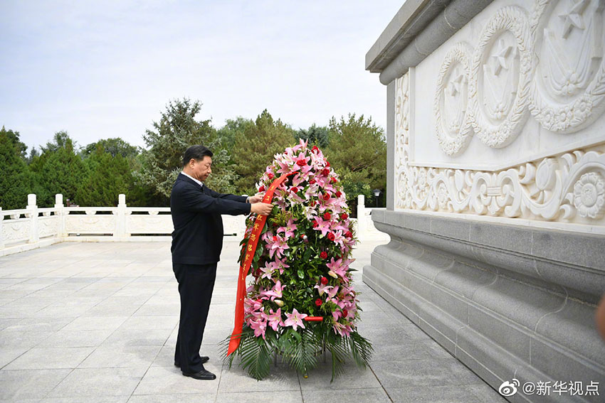 8月20日上午，中共中央總書記、國家主席、中央軍委主席習近平來到甘肅省張掖市高台縣，瞻仰中國工農紅軍西路軍紀念碑和陣亡烈士公墓，向西路軍革命先烈敬獻花籃，並參觀了中國工農紅軍西路軍紀念館。 新華社記者 謝環馳 攝